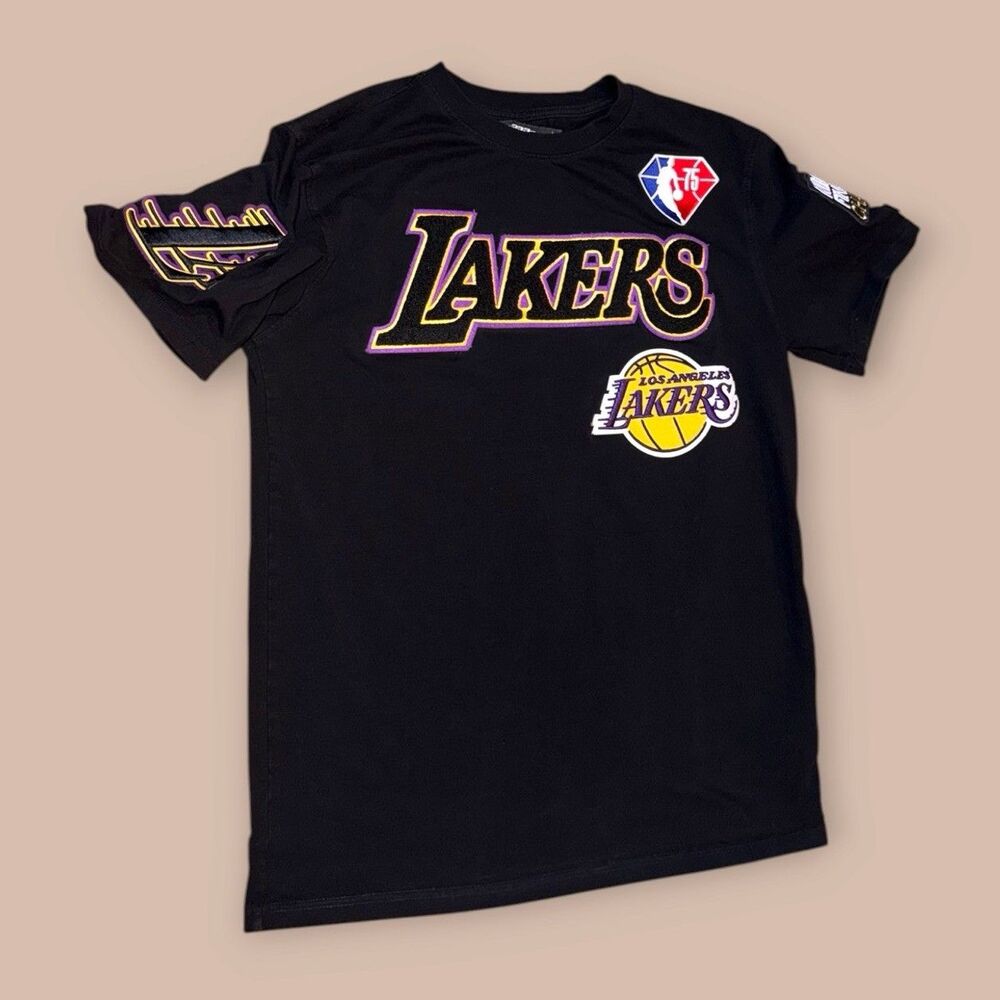 Pro Standard Lakers NBA 75th Anniversary 17X Champions Chenille T-Shirt Mens S